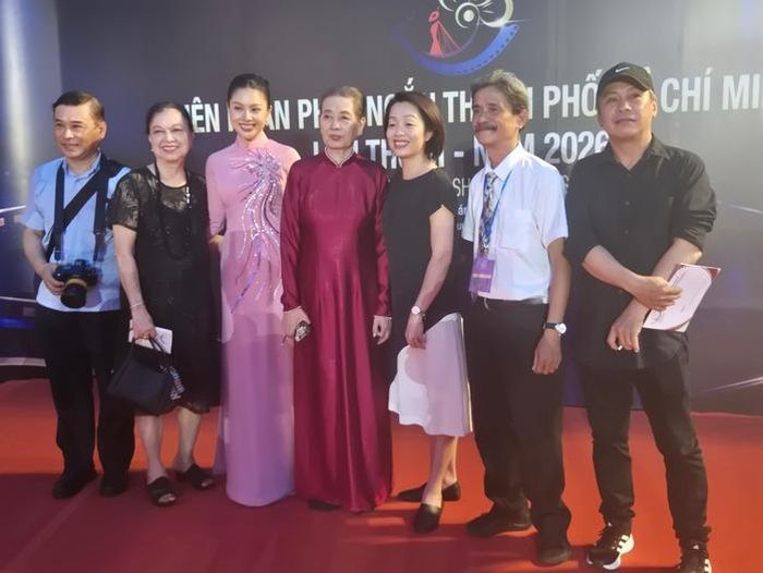 Cùng chụp ảnh thảm đỏ