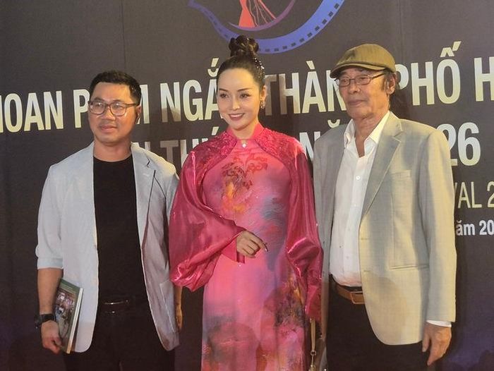 Từ phải sang: NSND Đào Bá Sơn, Mai Thu Huyền, đạo diễn Khoa Nguyễn