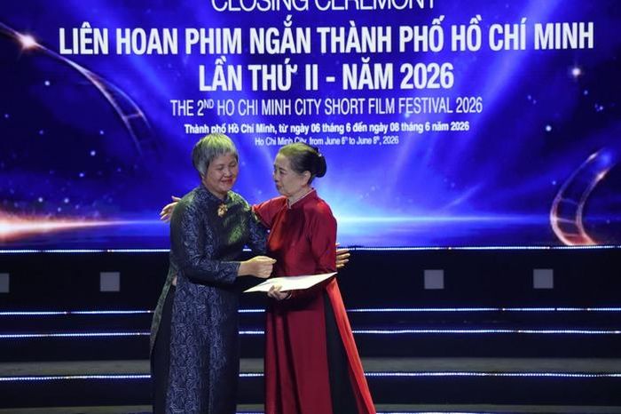 Bà Nguyễn Thị Thu Hà, Nguyên Phó Cục trưởng Cục Điện ảnh, nguyên Phó Vụ trưởng Vụ Khoa học công nghệ, Đào tạo và Môi trường, Phó Chủ tịch Hiệp hội Phát hành và Phổ biến phim Việt Nam trao kết quả cho bà Dương Cẩm Thúy - Chủ tịch Hội Điện ảnh TP HCM