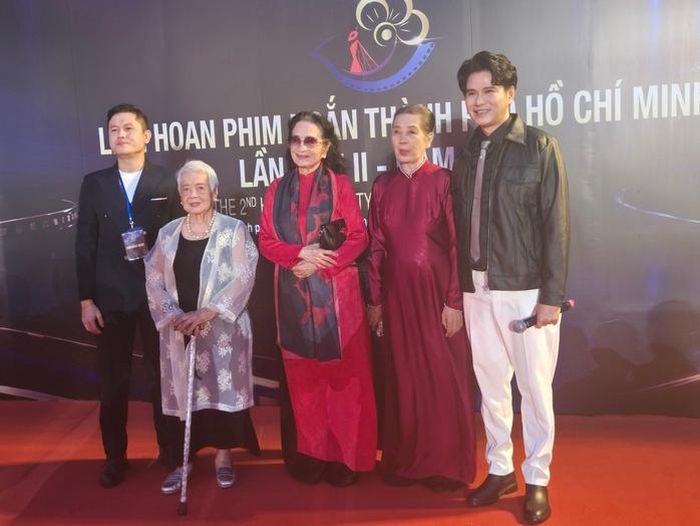 Từ phải sang: MC Vũ Mạnh Cường, Biên kịch Dương Cẩm Thúy - Chủ tịch Hội Điện ảnh TP HCM, NSND Lê Giang, đạo diễn - nhà văn Xuân Phượng