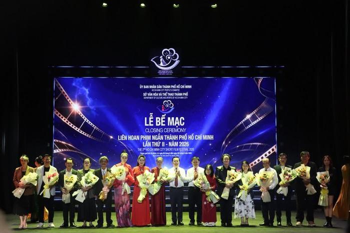 Trao hoa tri ân các giám khảo, nhà đồng hành...
