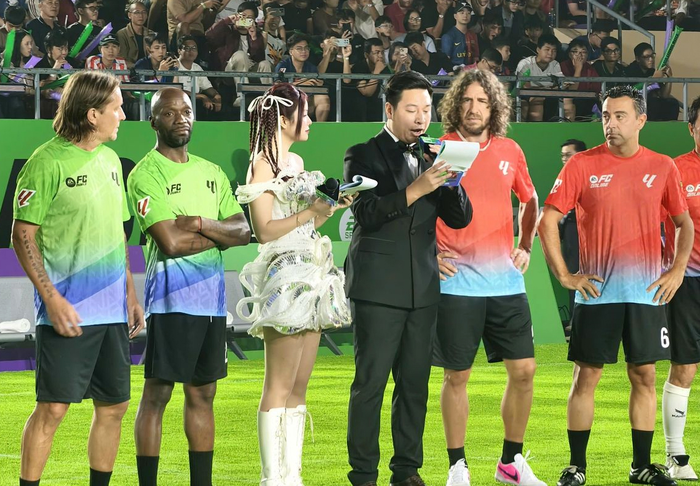 Xavi, Puyol và nhiều cựu sao La Liga tại sự kiện. Ảnh: Znews