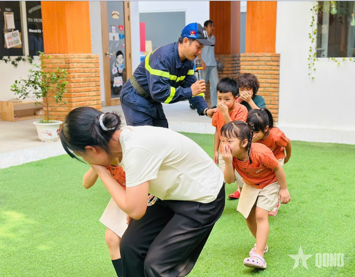 Hướng dẫn các cháu mẫu giáo kỹ năng thoát hiểm trong môi trường có nhiều khói. 