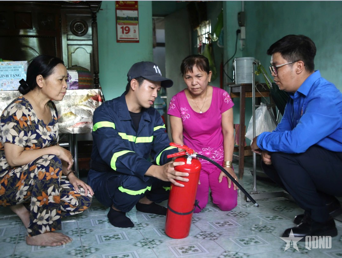  Cảnh sát phòng cháy, chữa cháy hướng dẫn công nhân tại nhà trọ sử dụng phương tiện chữa cháy tại chỗ. 