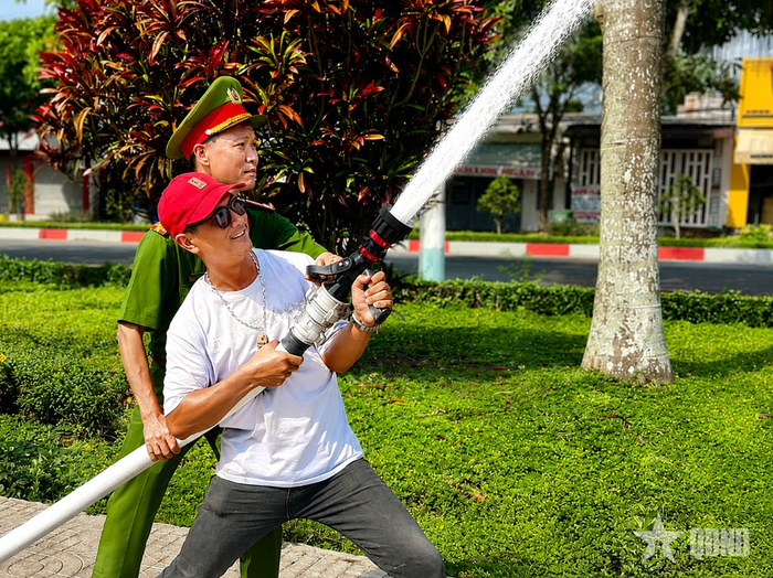 Tiểu thương tại chợ thực hành dập tắt đám cháy. 