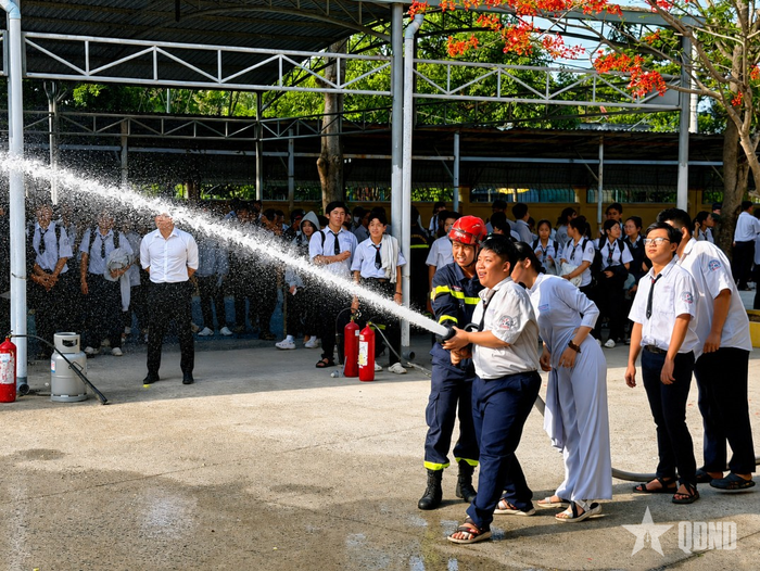  Học sinh hào hứng thực hành chữa cháy theo tình huống giả định.