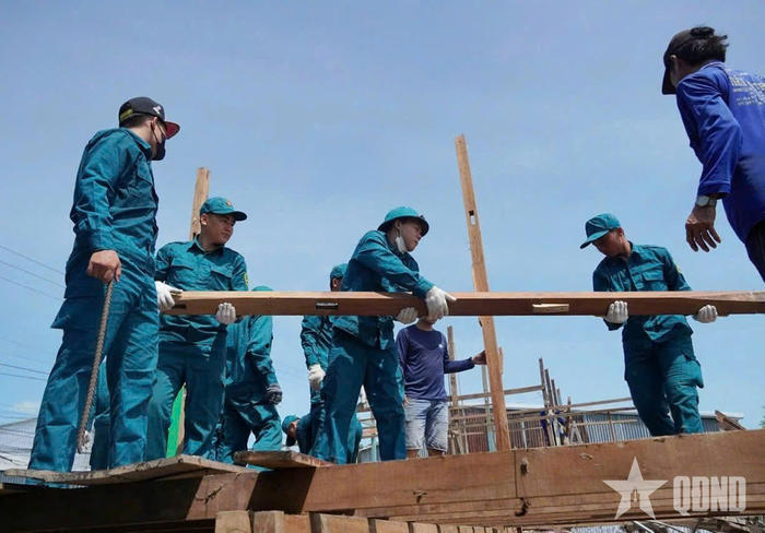 Lực lượng dân quân Ban CHQS xã Bình Thạnh Đông (tỉnh An Giang) hỗ trợ người dân khắc phục hậu quả sạt lở.