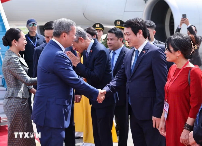 Thủ tướng Campuchia Samdech Moha Borvor Thipadei Hun Manet đến Hà Nội, bắt đầu thăm chính thức Việt Nam và tham dự Diễn đàn Tương lai ASEAN (AFF) lần thứ ba.