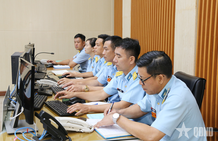 Cán bộ, nhân viên trực sẵn sàng chiến đấu tại Sở chỉ huy Quân chủng Phòng không - Không quân.