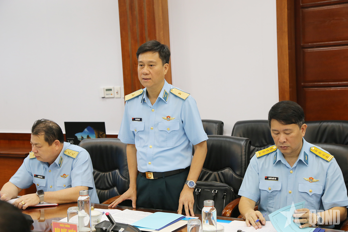  Chỉ huy Quân chủng Phòng không - Không quân báo cáo kết quả triển khai, hoạt động của hệ thống cảnh giới và bảo vệ vùng trời quốc gia. 