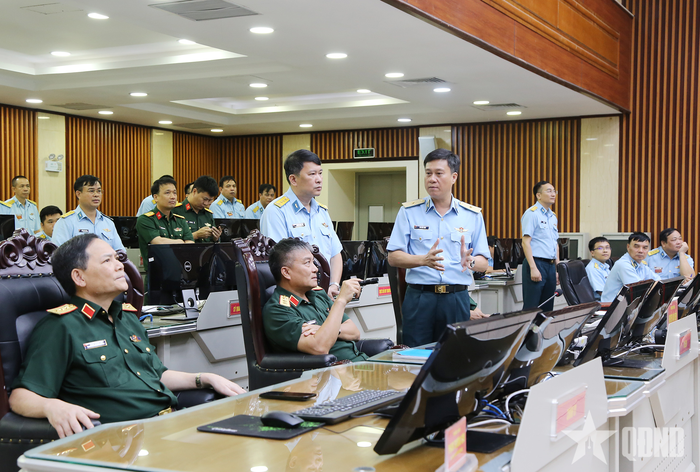  Thượng tướng Nguyễn Văn Hiền kiểm tra tại Sở chỉ huy Quân chủng Phòng không - Không quân.