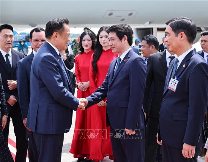 Thủ tướng Thái Lan Anutin Charnvirakul đến Hà Nội, bắt đầu thăm chính thức Việt Nam và tham dự AFF lần thứ ba.