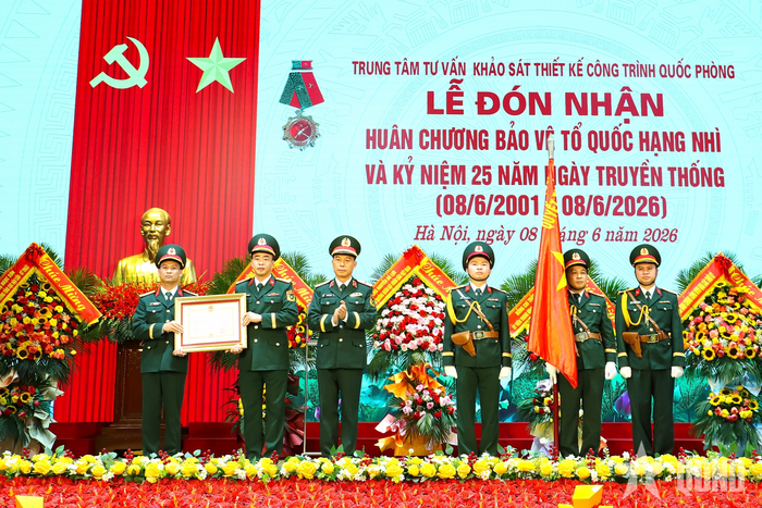 Thừa ủy quyền của Chủ tịch nước, Thiếu tướng Trần Trung Hòa trao Huân chương Bảo vệ Tổ quốc hạng Nhì tặng Trung tâm Tư vấn khảo sát thiết kế công trình quốc phòng.