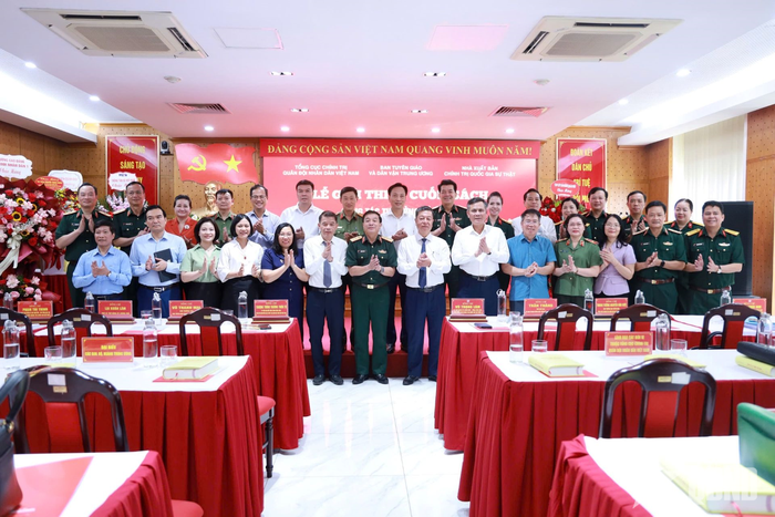 Các đại biểu dự Lễ ra mắt sách.