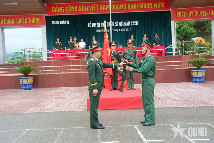 Thực hiện nghi thức trao súng cho chiến sĩ mới tại lễ tuyên thệ.