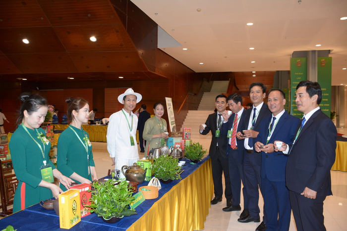 Các đại biểu thưởng thức đặc sản chè Thái Nguyên bên lề Đại hội. 