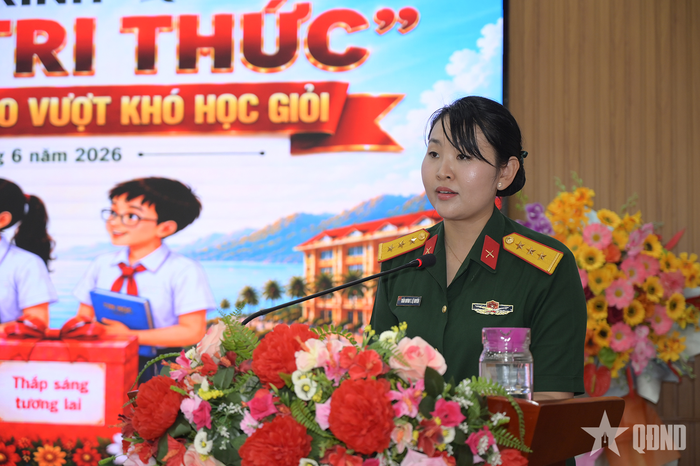 Thượng úy Trần Huỳnh Thị Lê Huyền, Chủ tịch Hội Phụ nữ cơ quan Bộ CHQS tỉnh An Giang phát biểu tại buổi trao quà.