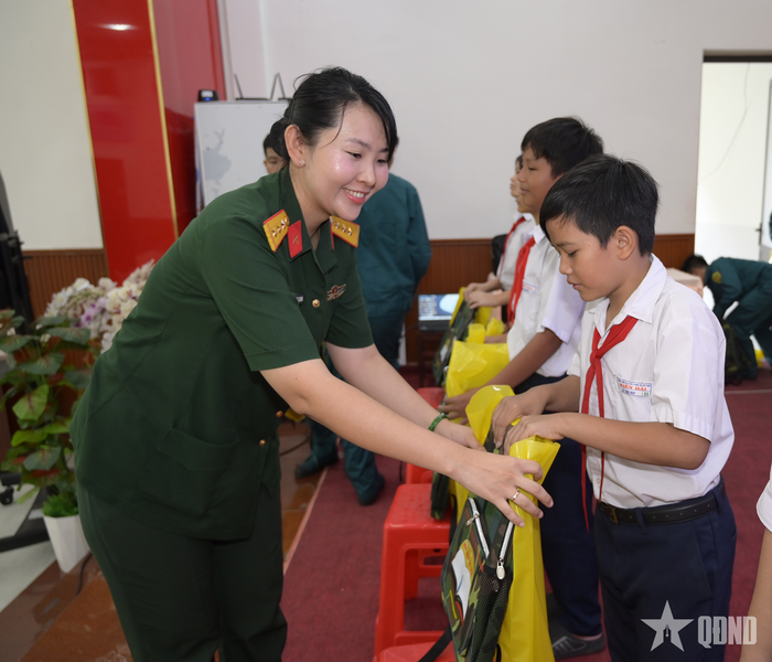 Đại diện Hội Phụ nữ cơ quan Bộ CHQS tỉnh An Giang và Hội Liên hiệp Phụ nữ đặc khu Kiên Hải trao quà tặng học sinh có hoàn cảnh khó khăn vượt khó học giỏi.