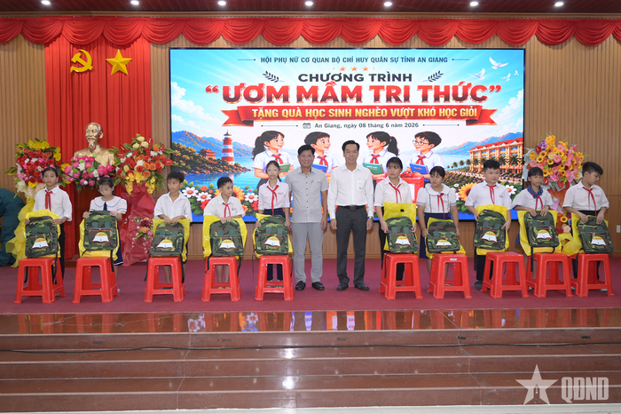 Lãnh đạo đặc khu Kiên Hải trao quà tặng học sinh có hoàn cảnh khó khăn vượt khó học giỏi trên địa bàn.