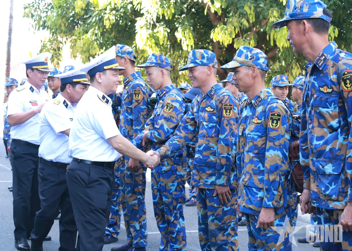  Thủ trưởng Bộ tư lệnh và đại diện các cơ quan Vùng 3 Hải quân động viên cán bộ, chiến sĩ trước giờ xuất quân. 