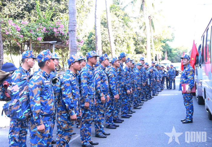  Lực lượng cán bộ, chiến sĩ mang theo quân tư trang, tập trung đội hình sẵn sàng lên đường làm nhiệm vụ. 