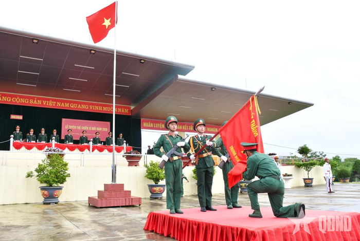  Chiến sĩ mới thực hiện nghi thức tuyên thệ.