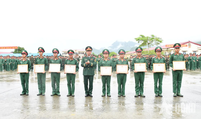  Thượng tá Nguyễn Quang Thanh, Chính ủy Trung đoàn 880 tặng giấy khen cho các cá nhân hoàn thành xuất sắc nhiệm vụ huấn luyện chiến sĩ mới năm 2026.