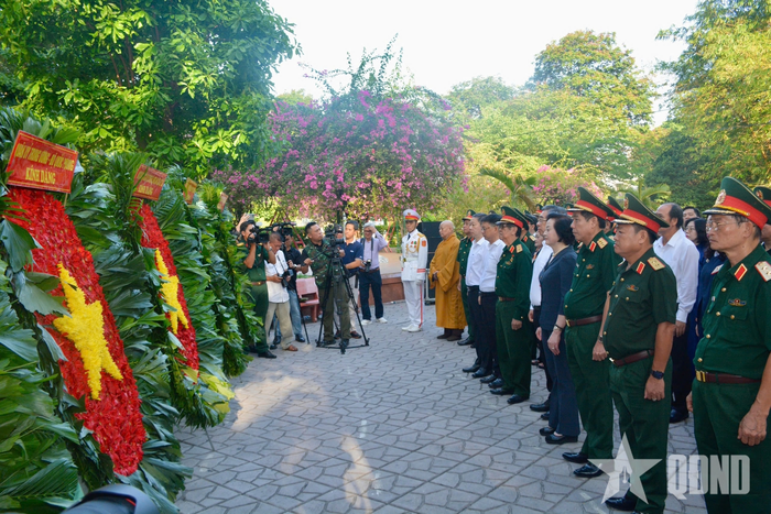  Các đại biểu tưởng niệm các anh hùng liệt sĩ.