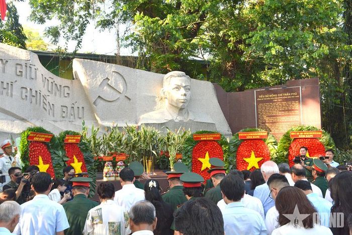 Các đại biểu tưởng niệm Tổng Bí thư Trần Phú. 