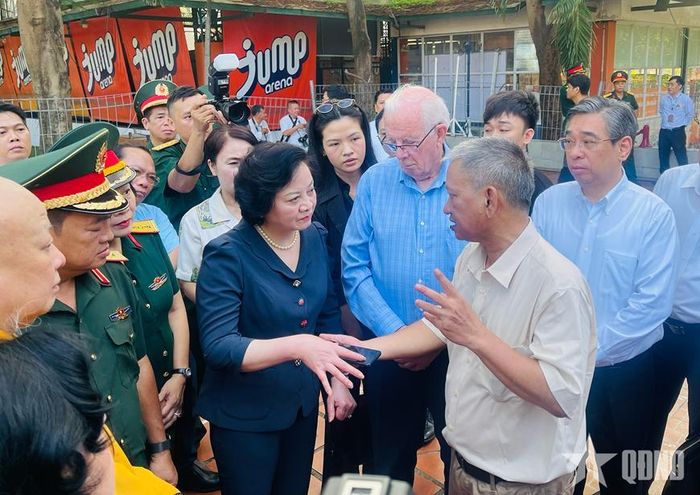 Phó thủ tướng Phạm Thị Thanh Trà trao đổi cùng các nhân chứng lịch sử tại Công viên Lê Thị Riêng. 