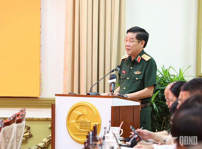 Thượng tướng Nguyễn Văn Gấu phát biểu. 