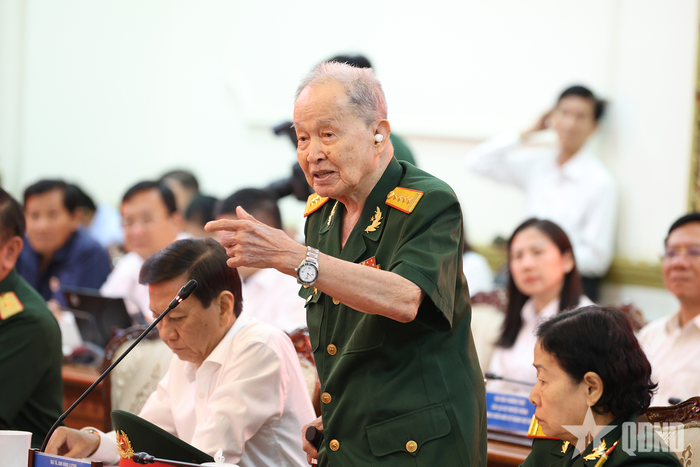  Đại tá, Anh hùng lực lượng vũ trang nhân dân Nguyễn Văn Tàu phát biểu.
