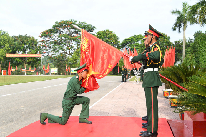 Chiến sĩ mới thực hiện nghi thức tuyên thệ.