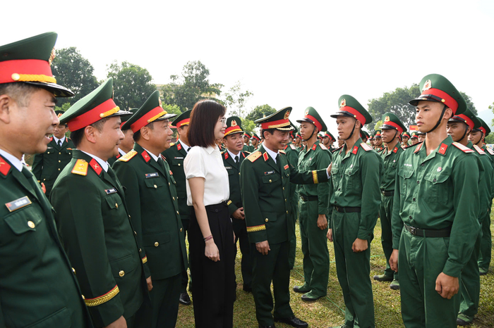 Thiếu tướng Trần Văn Bắc, Ủy viên Trung ương Đảng, Tư lệnh Quân khu 2 cùng các đại biểu động viên chiến sĩ mới của Trung đoàn 98 tại buổi lễ tuyên thệ.