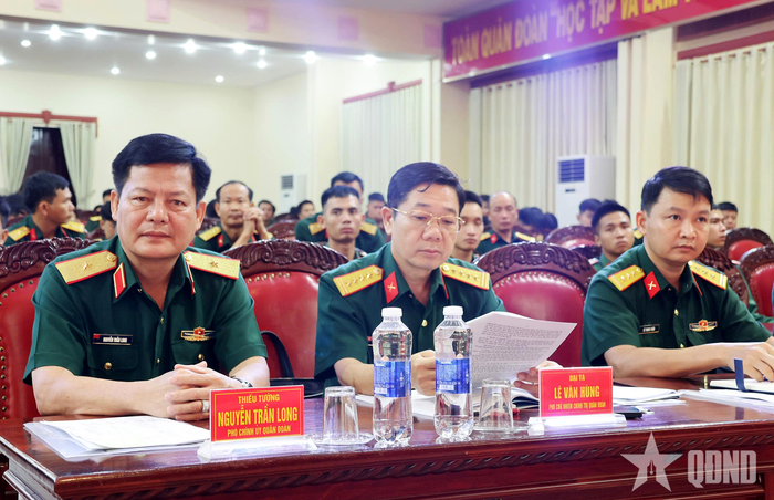 Thiếu tướng Nguyễn Trần Long, Phó chính ủy Quân đoàn 34 và các đại biểu.