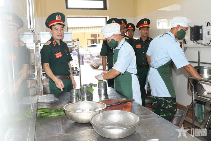 Thiếu tướng Lê Văn Phan kiểm tra thí sinh Trung đoàn 101 thực hiện nội dung thi chế biến giò nạc.
