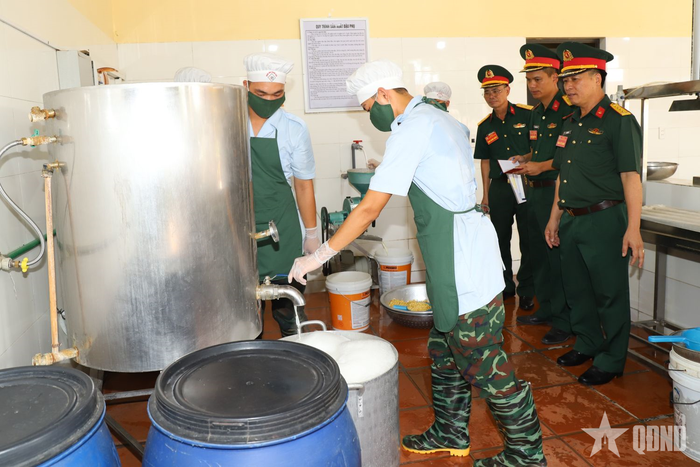 Ban giám khảo chấm thi nội dung chế biến đậu phụ của Trung đoàn 95.