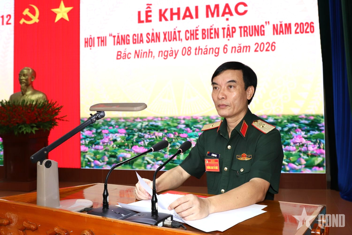 Thiếu tướng Lê Văn Phan, Phó tư lệnh Quân đoàn 12 phát biểu khai mạc hội thi.