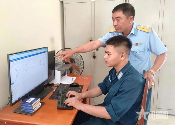 Đồng chí Hà Duy Hưng hướng dẫn, chỉ dạy chuyên môn cho đồng chí Hà Lê Minh Quang. 