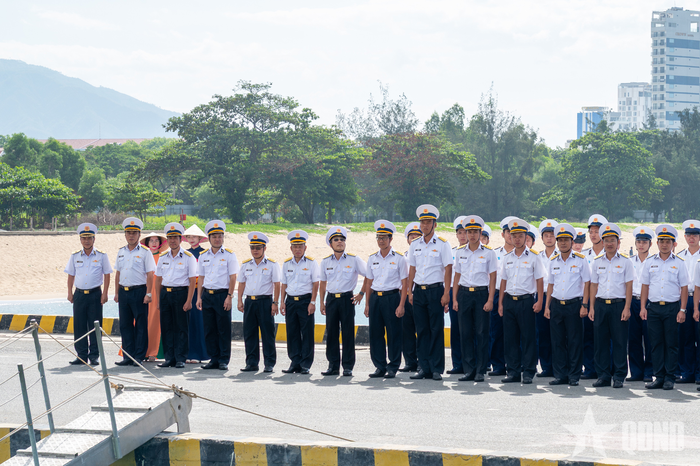 Lãnh đạo, chỉ huy các cơ quan, đơn vị và cán bộ, giảng viên, học viên của Học viện Hải quân đón đoàn công tác.