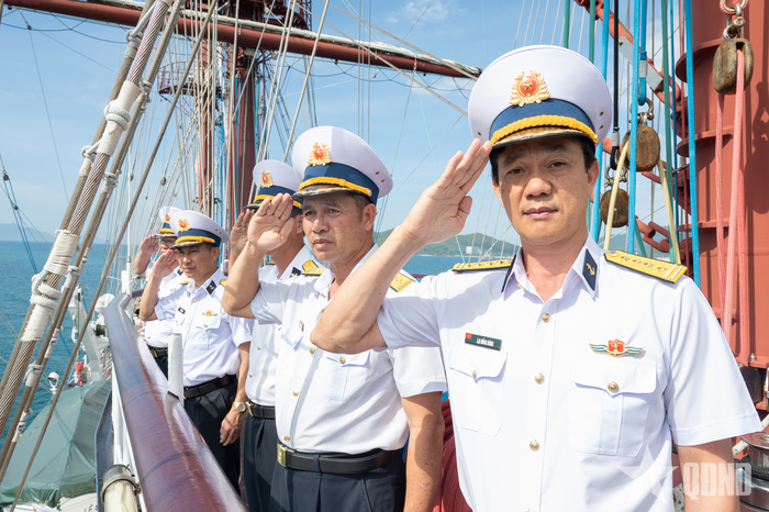 Đại tá Lại Hồng Đông, Phó giám đốc Học viện Hải quân cùng các thành viên đoàn công tác xếp đội hình chào cảng.