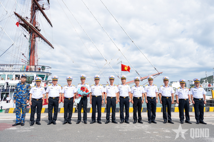  Chuẩn đô đốc, PGS, TS Ngô Thành Công, Giám đốc Học viện Hải quân tặng hoa chúc mừng đoàn công tác hoàn thành xuất sắc nhiệm vụ.