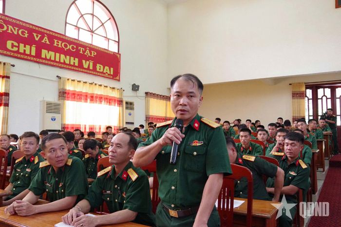  Cán bộ, nhân viên Lữ đoàn 368 tham gia đối thoại tại hội nghị. 