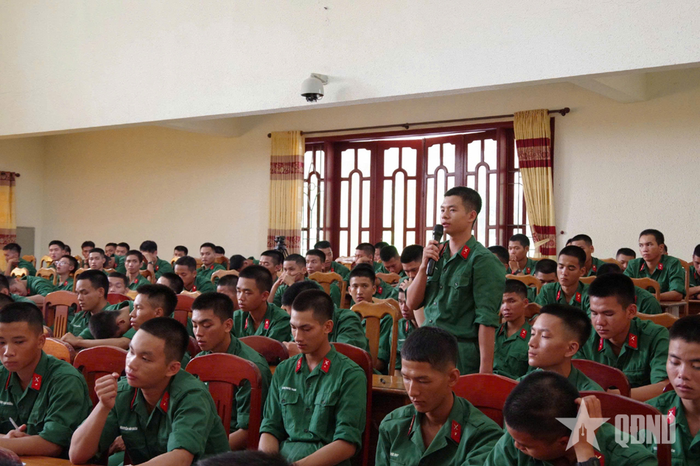 Các chiến sĩ tham gia đối thoại tại hội nghị. 