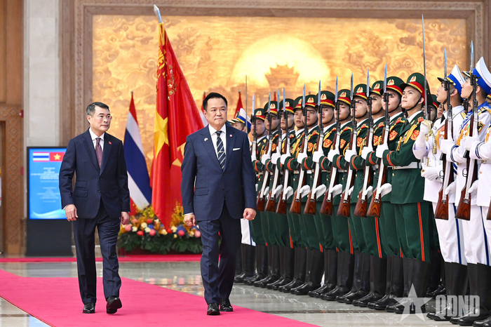Thủ tướng Lê Minh Hưng và Thủ tướng Thái Lan Anutin Charnvirakul duyệt Đội danh dự Quân đội nhân dân Việt Nam. Ảnh: TUẤN HUY