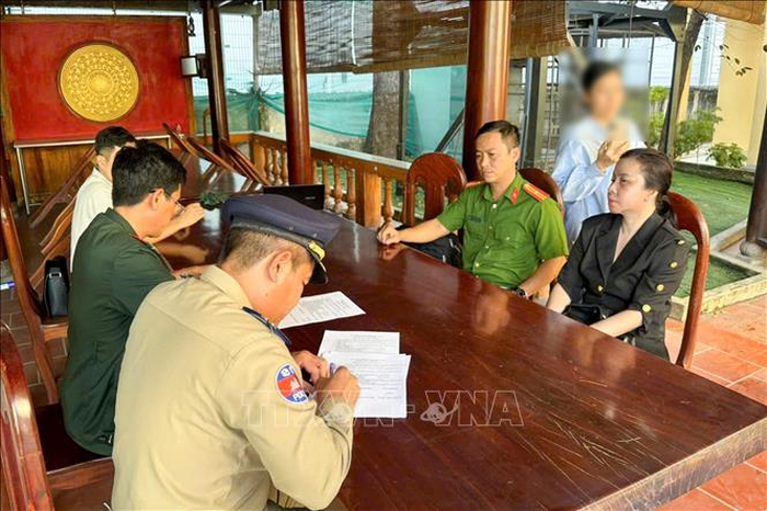 Cảnh sát Hoàng gia Campuchia cùng các lực lượng chức năng Việt Nam bàn giao đối tượng Phượng cho Công an TP Cần Thơ.