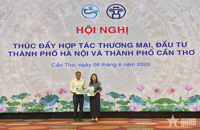  Lãnh đạo Sở Văn hóa, Thể thao và Du lịch TP Cần Thơ và Sở Du lịch TP Hà Nội trao biên bản ký kết thỏa thuận hợp tác phát triển du lịch. 