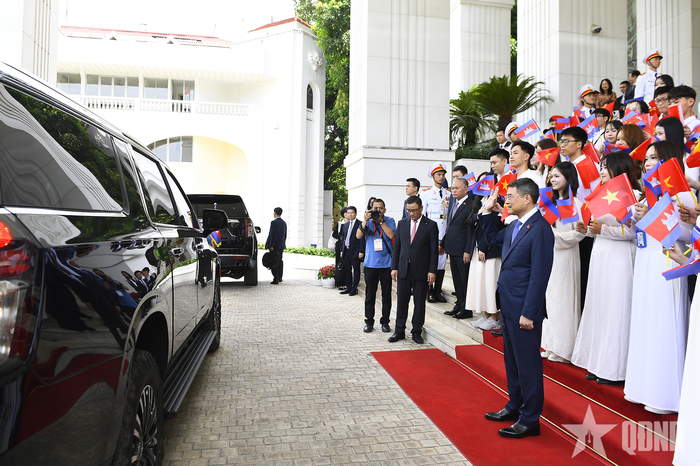 Thủ tướng Lê Minh Hưng tiễn Thủ tướng Campuchia Hun Manet sau khi kết thúc hội đàm. Ảnh: TUẤN HUY