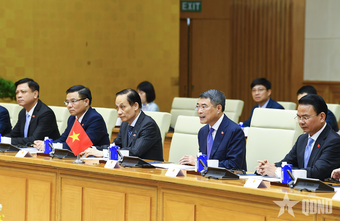 Thủ tướng Lê Minh Hưng và đoàn Việt Nam tại hội đàm. Ảnh: TUẤN HUY