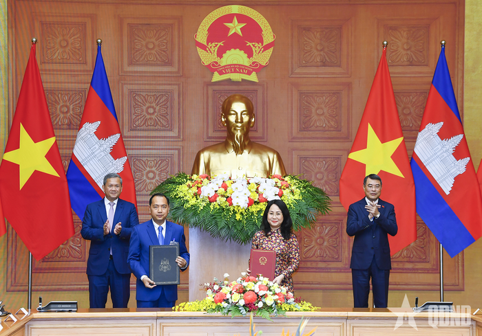 Thủ tướng Lê Minh Hưng và Thủ tướng Campuchia Hun Manet chứng kiến lễ trao Kế hoạch hợp tác trong lĩnh vực thông tin giai đoạn 2026-2030 giữa Bộ Văn hóa, Thể thao và Du lịch Việt Nam và Bộ Thông tin Campuchia. Ảnh: TUẤN HUY